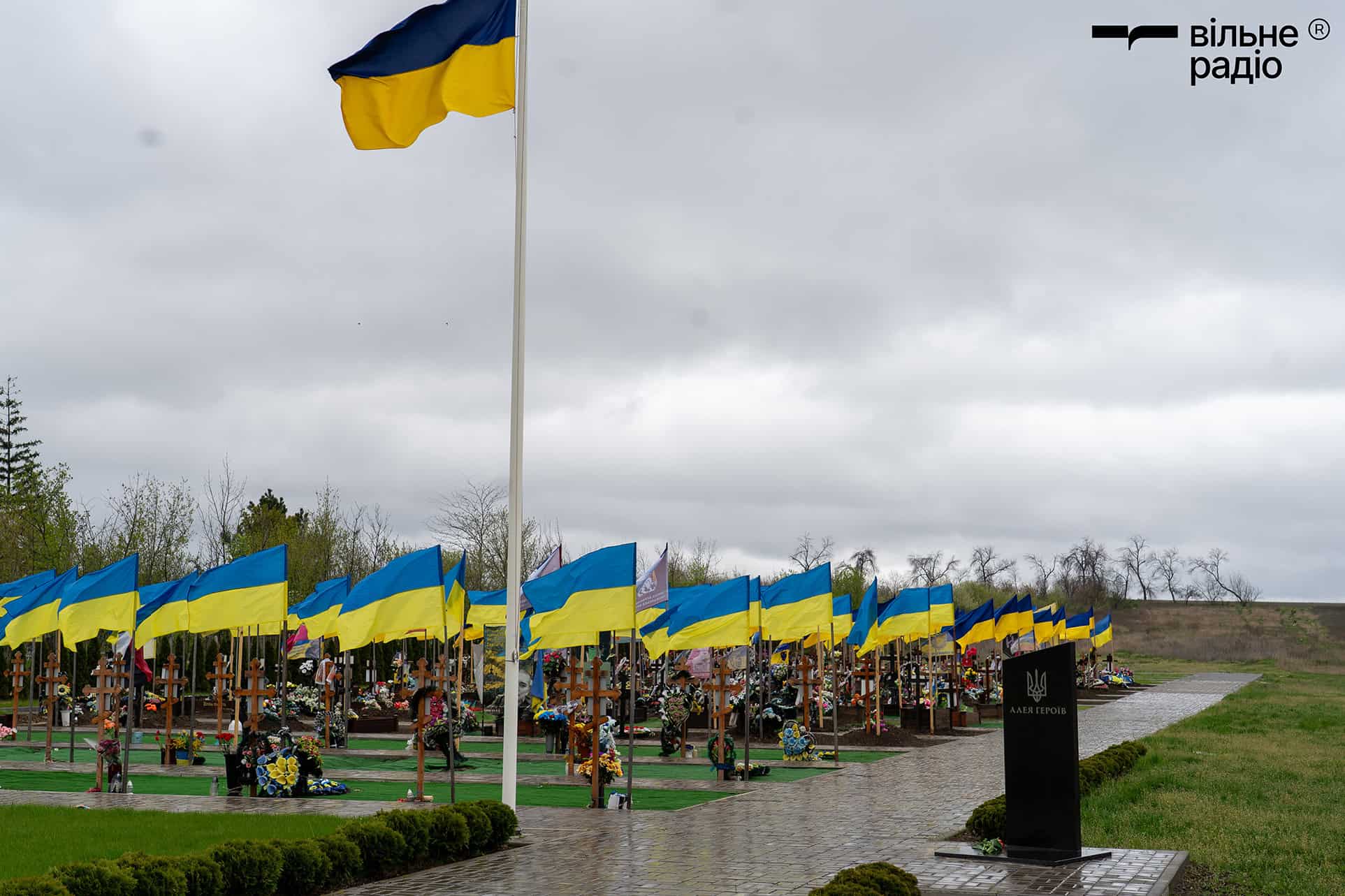 родичі загиблих військових оформлюють документи на перепоховання у краматорській громаді