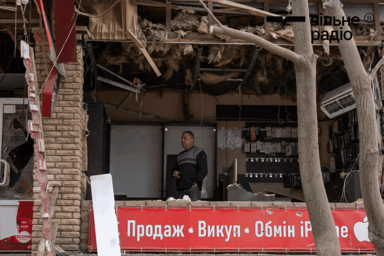 Розтрощені домівки, порвані сітки та уламки: який вигляд має Словʼянськ після авіаудару 15 квітня (ФОТОРЕПОРТАЖ)