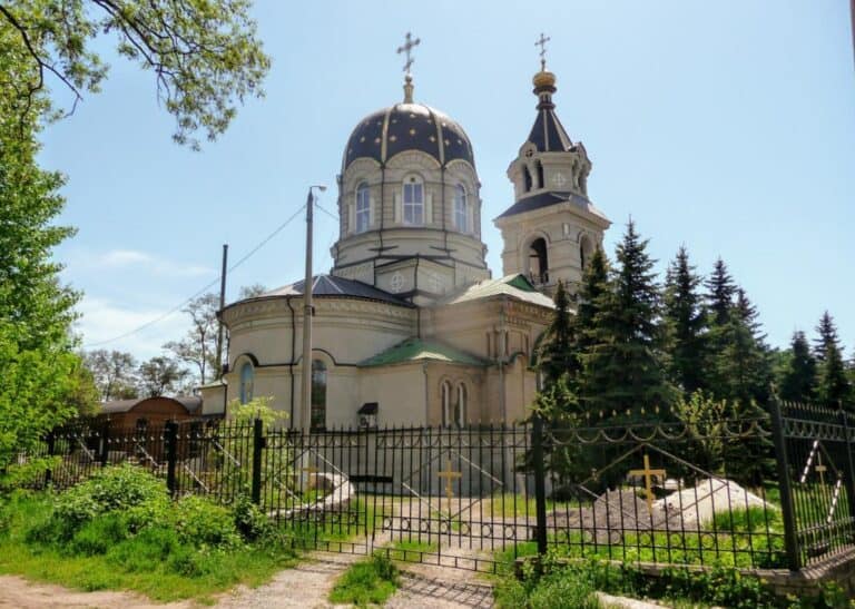 Россияне повредили храм на улице Соборной в Дружковке: местных жителей призвали не посещать храмы на Пасху