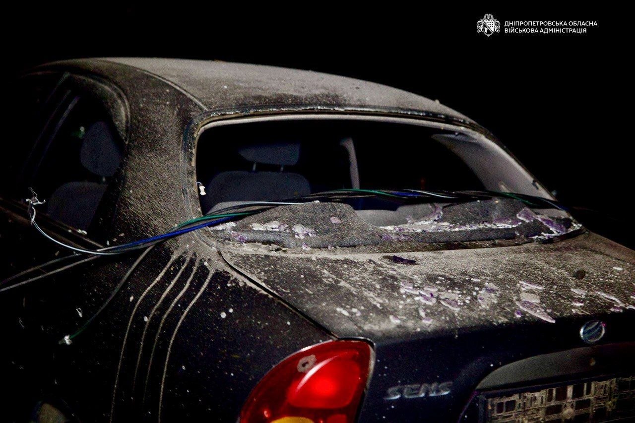пошкоджені офісні та житлові будівлі у Дніпрі після нічного обстрілу, вибиті вікна та руйнування
