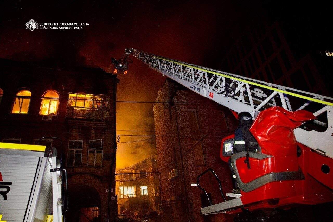 наслідки ракетно-дронової атаки на Дніпро 16 квітня 2026 року, пошкоджені житлові будинки та адміністративні будівлі