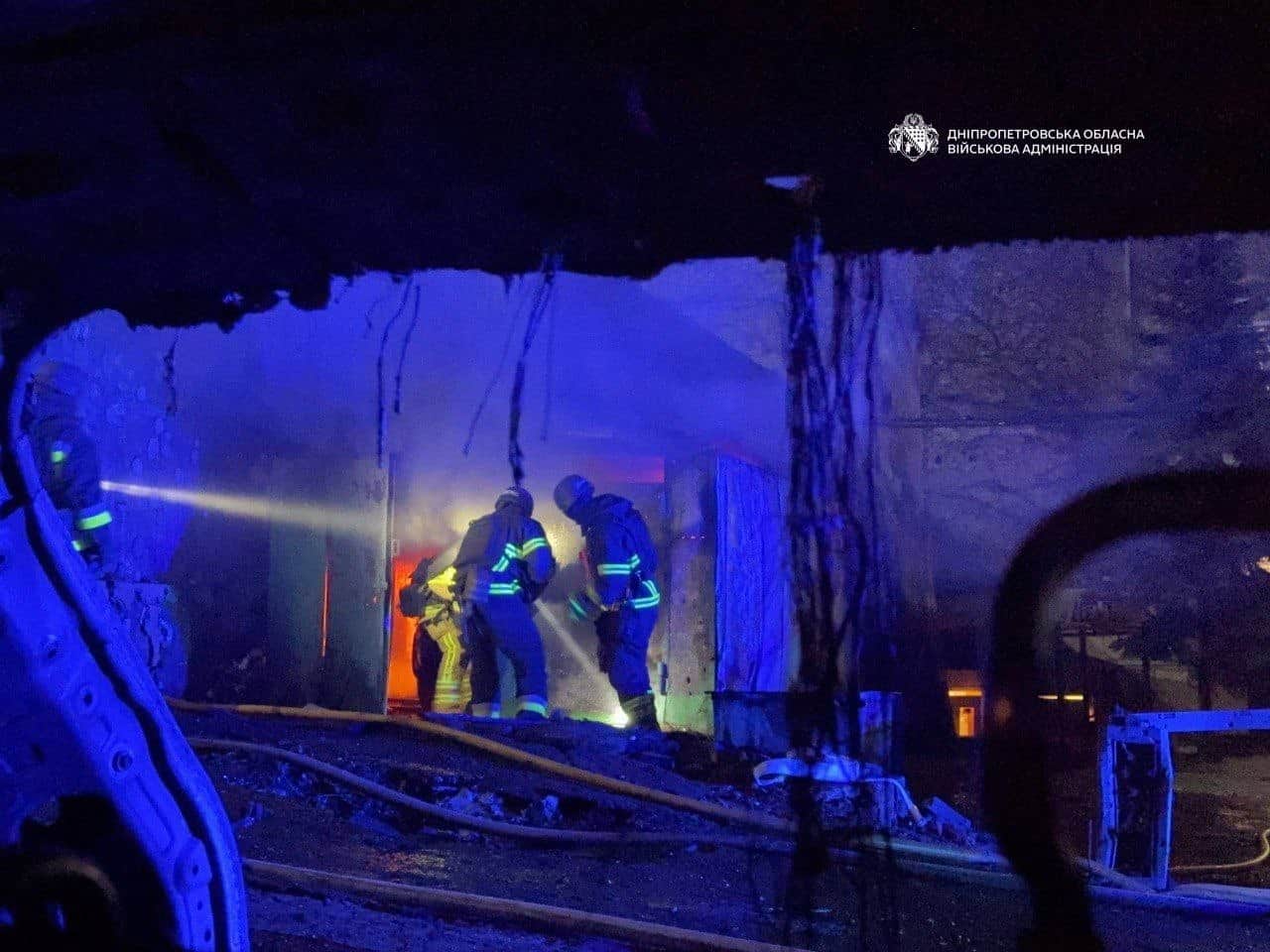 рятувальники працюють на місці влучання у Дніпрі після атаки росії, ліквідація наслідків обстрілу