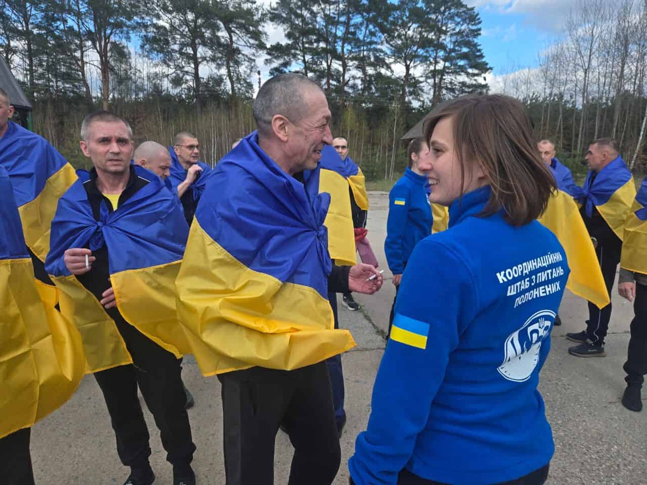 звільнені захисники України після полону проходять медичний огляд і реабілітацію
