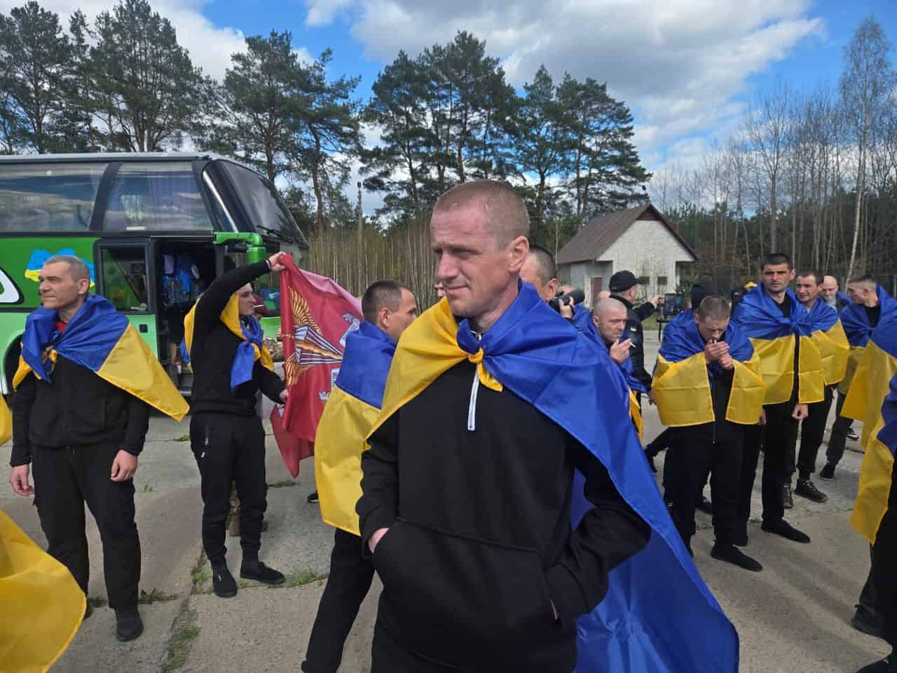 звільнені українські захисники після тривалої ізоляції повертаються до мирного життя