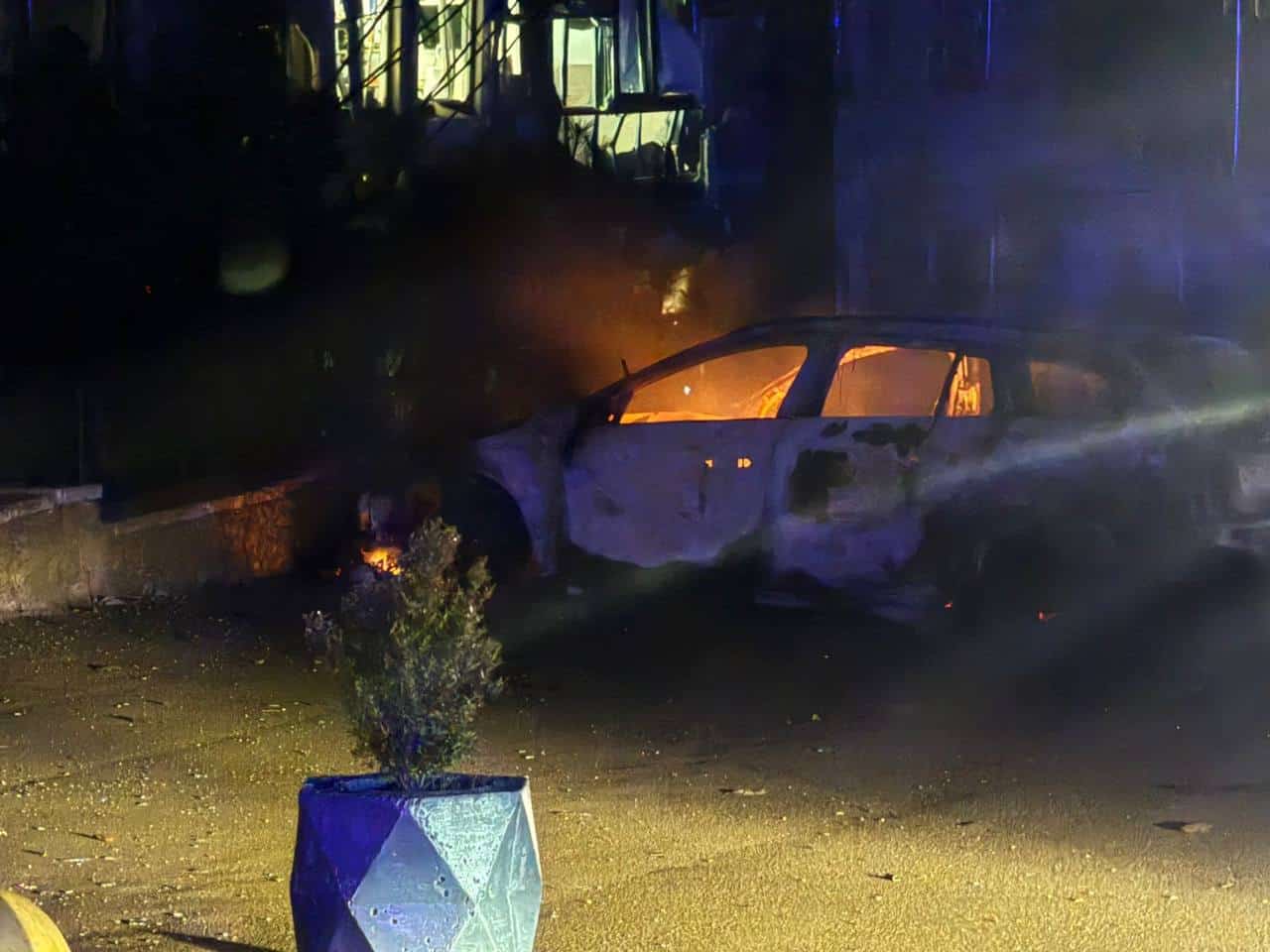 рятувальники та комунальники працюють на місці обстрілу в Одесі вночі, ліквідація наслідків атаки