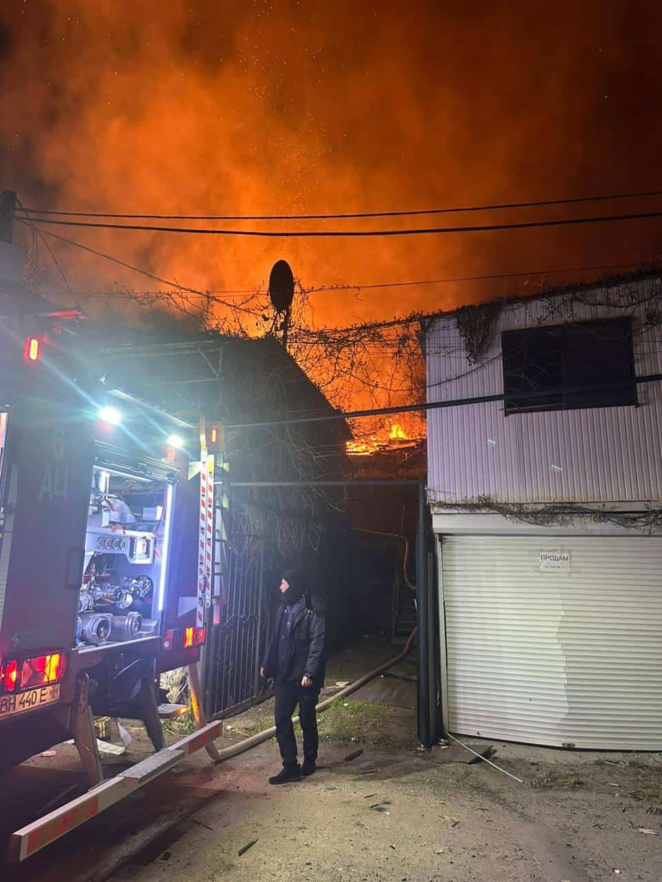 зруйнований житловий будинок в Одесі після російського удару, пошкоджений фасад та балкони