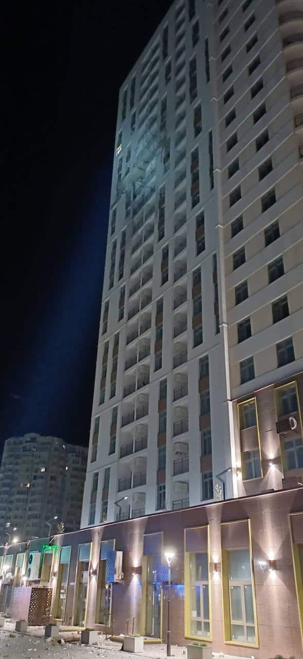 поранені цивільні після атаки на Одесу, медики надають допомогу постраждалим, серед них діти