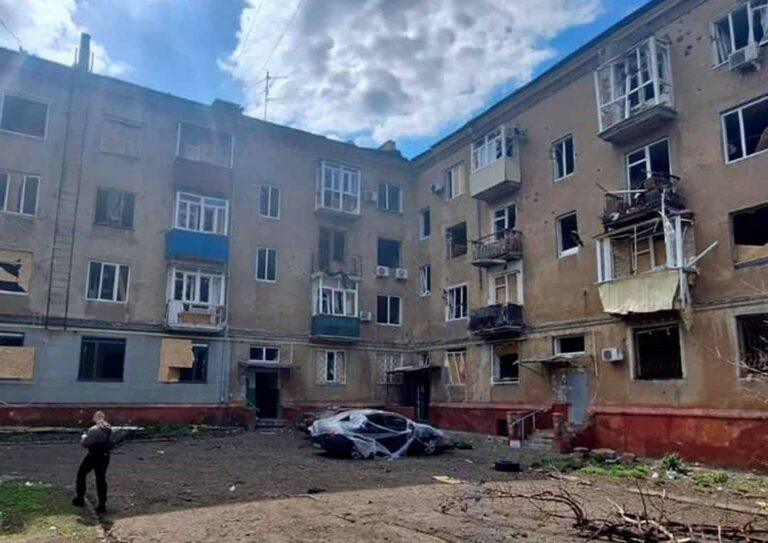 Одна людина загинула, троє дістали поранень через удари Росії: доба 13 квітня у Донецькій області (зведення)