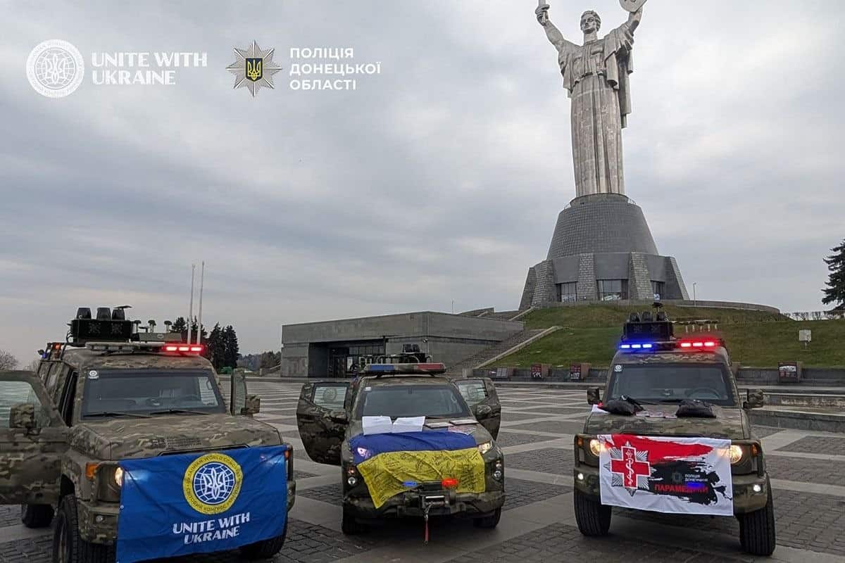 Поліції Донеччини передали автівки для порятунку цивільних