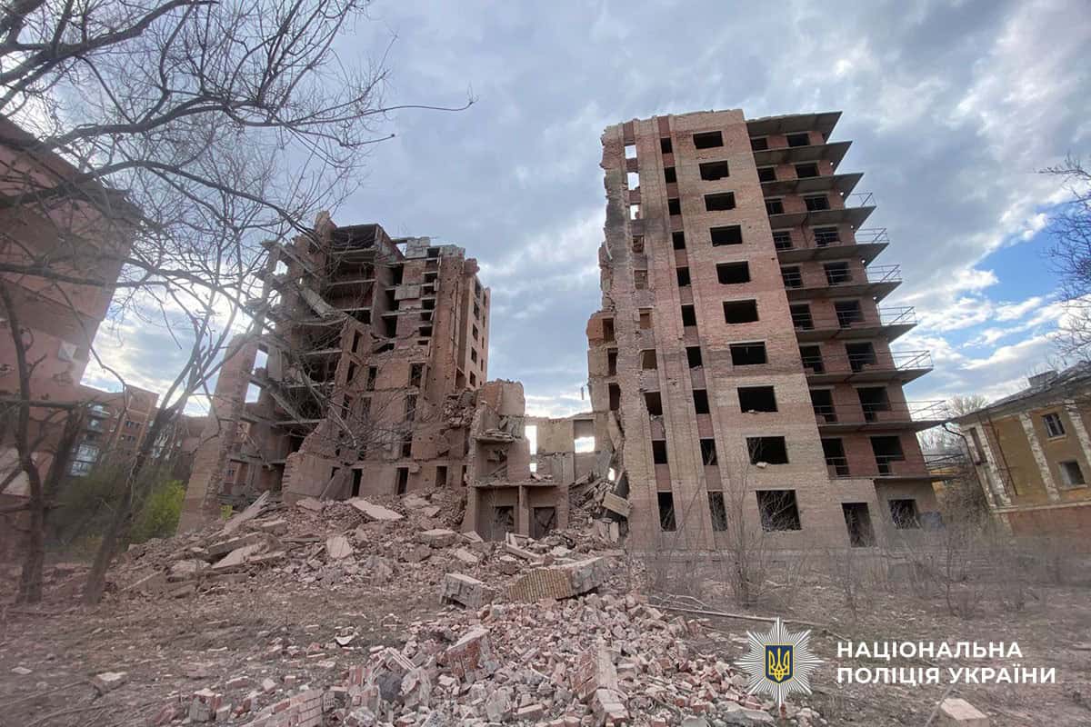 наслідки обстрілів Донеччини 16 квітня, поранений цивільний у Добропіллі після удару FPV-дроном