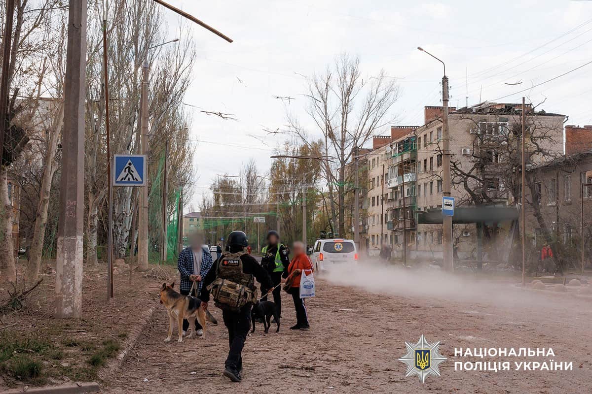 Слов’янськ після удару 1500-кілограмовою авіабомбою, пошкоджені багатоповерхівки та приватні будинки