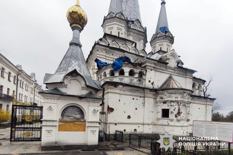 Росіяни поранили людину у Миколаївці, у інших містах — руйнування: доба 14 квітня у Донецькій області (зведення)