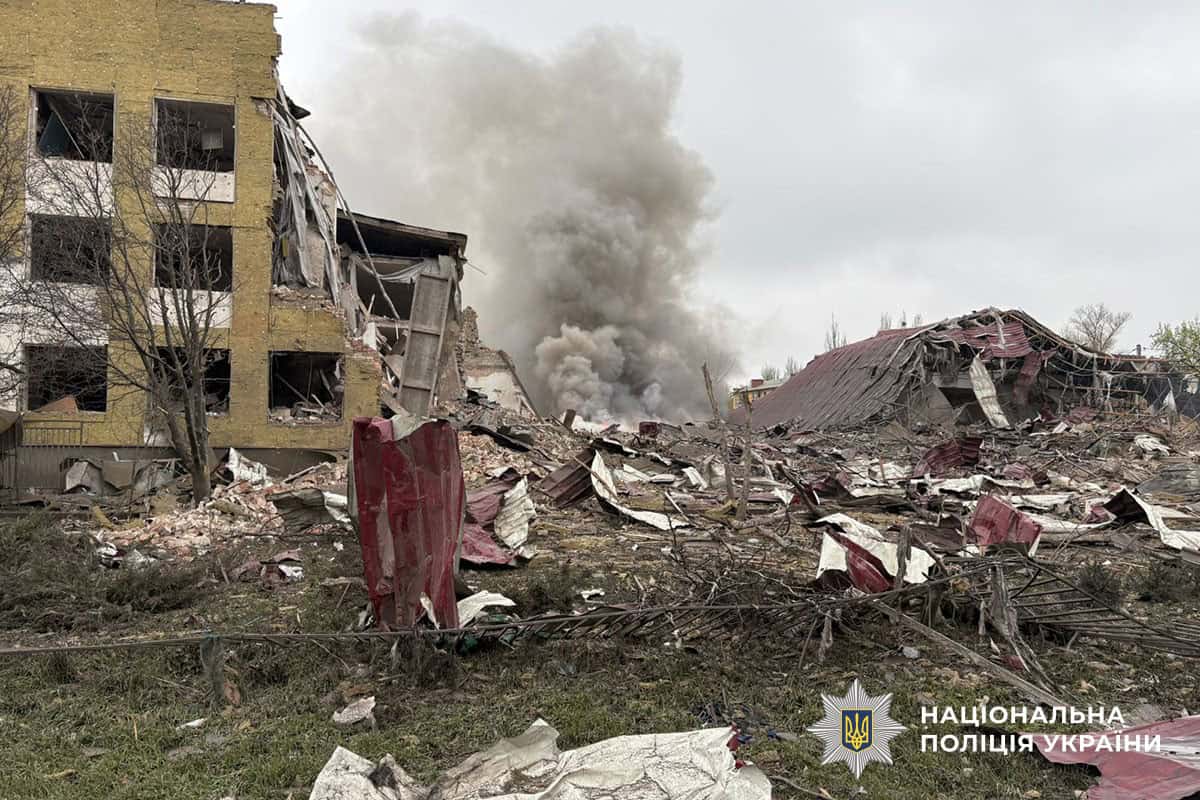 пошкоджені будівлі та наслідки обстрілів у донецькій області 20 квітня 2026 року фото поліції