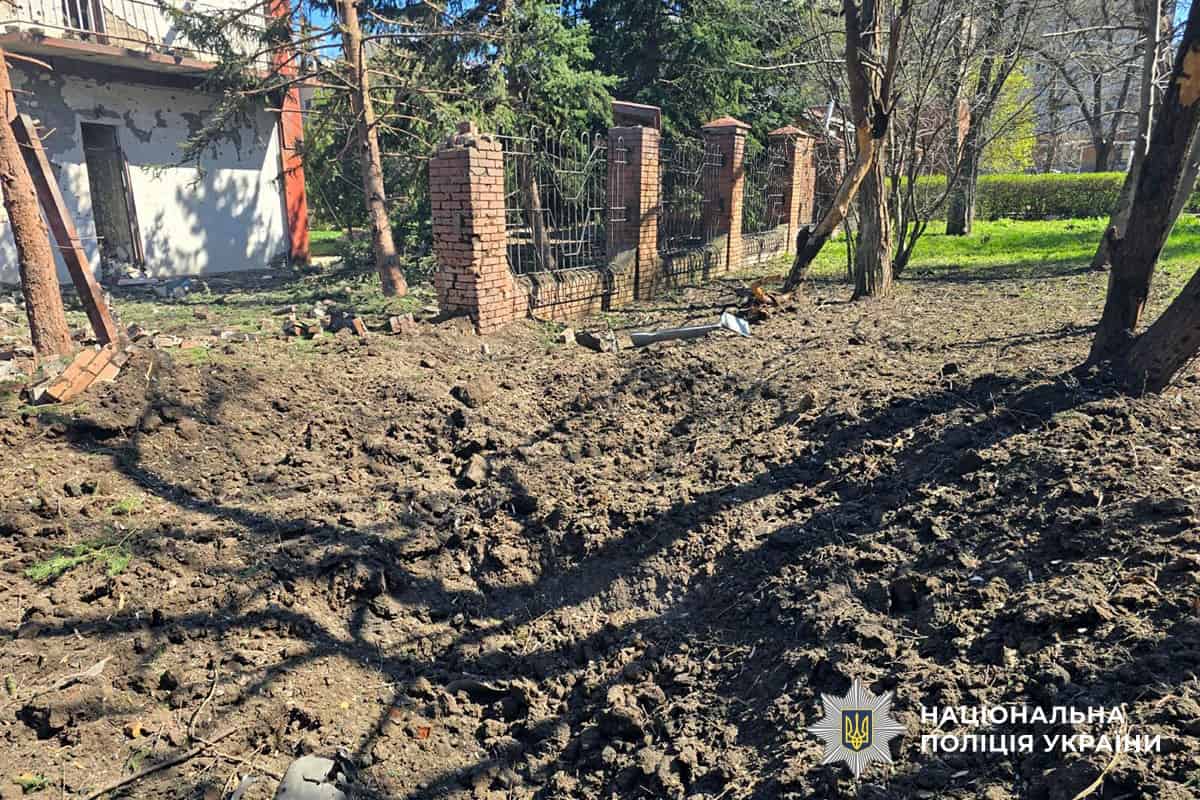 Наслідки обстрілу Слов’янська, рятувальники працюють на місці загибелі цивільної людини