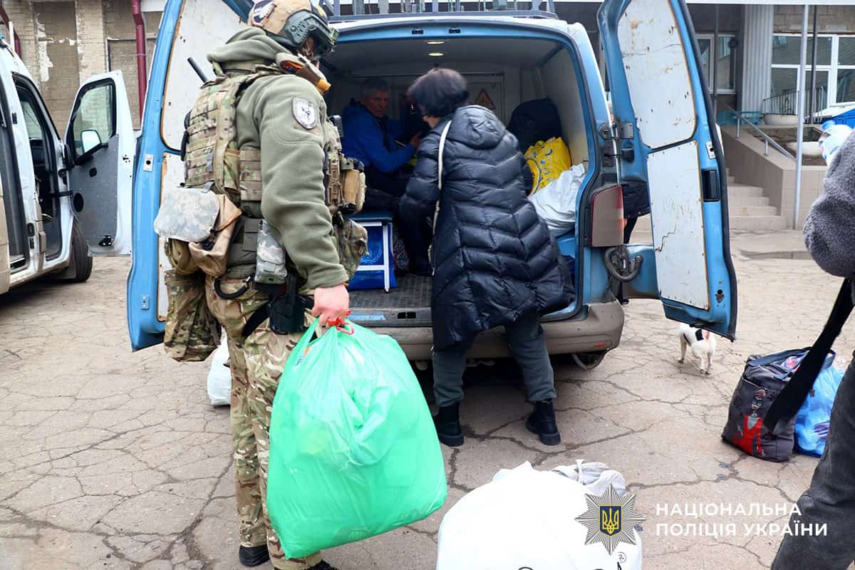 "Втратила пам'ять після влучання в будинок": з Дружківки евакуювали постраждалу жінку та подружжя