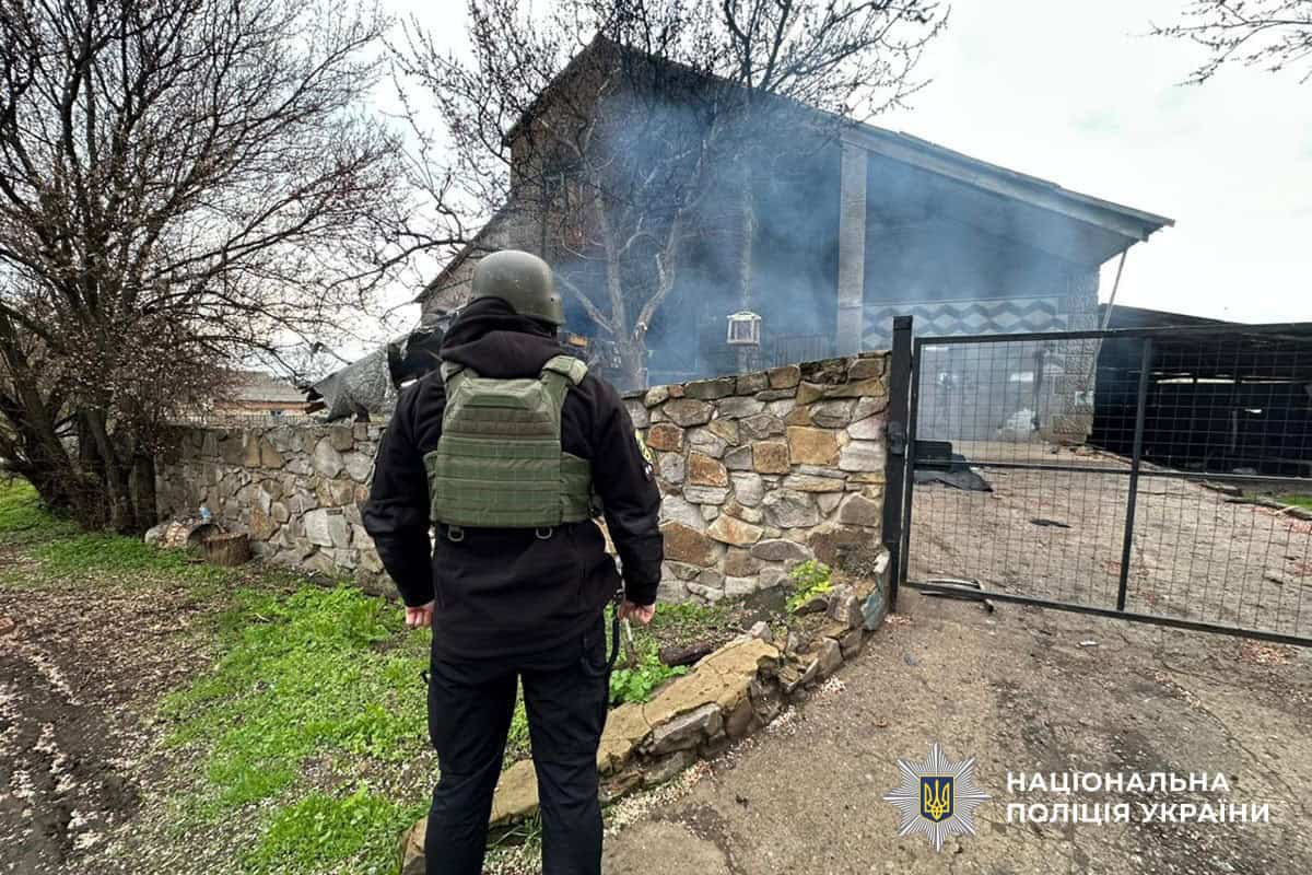 обстріли Краматорська дронами 22 квітня, пошкоджений приватний будинок та цивільні автомобілі