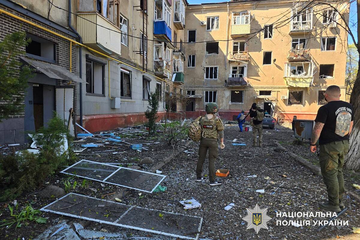 Краматорськ після обстрілів Смерчем і дронами, пошкоджені багатоквартирні будинки та цивільні авто