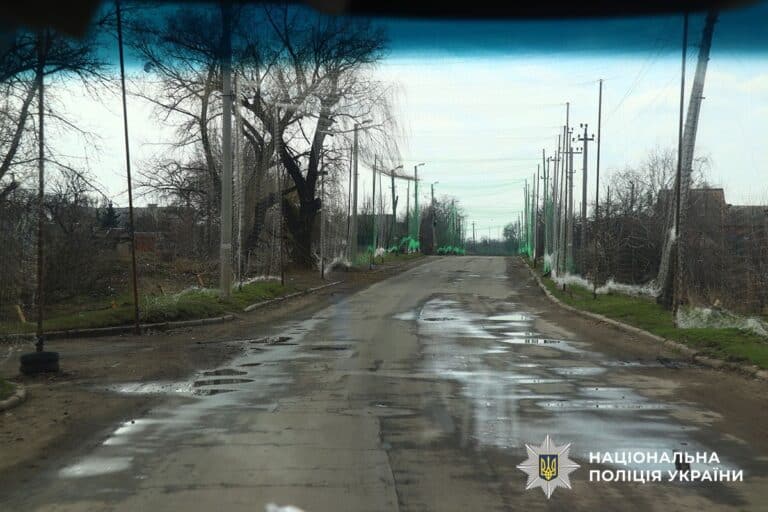 «Потеряла сознание после попадания в дом»: из Дружковки эвакуировали пострадавшую женщину и супружескую пару