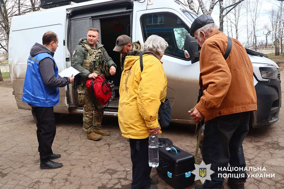 "Втратила пам'ять після влучання в будинок": з Дружківки евакуювали постраждалу жінку та подружжя