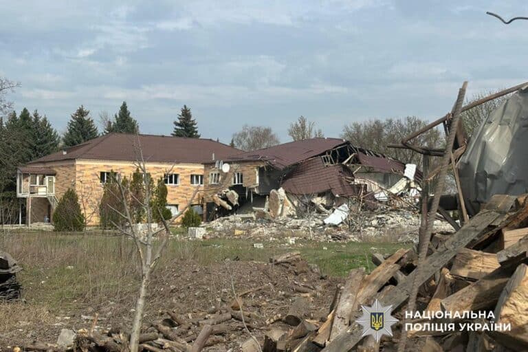 Шестеро загиблих і десятеро поранених: якими були наслідки російських ударів по Донеччині 3 квітня (зведення)