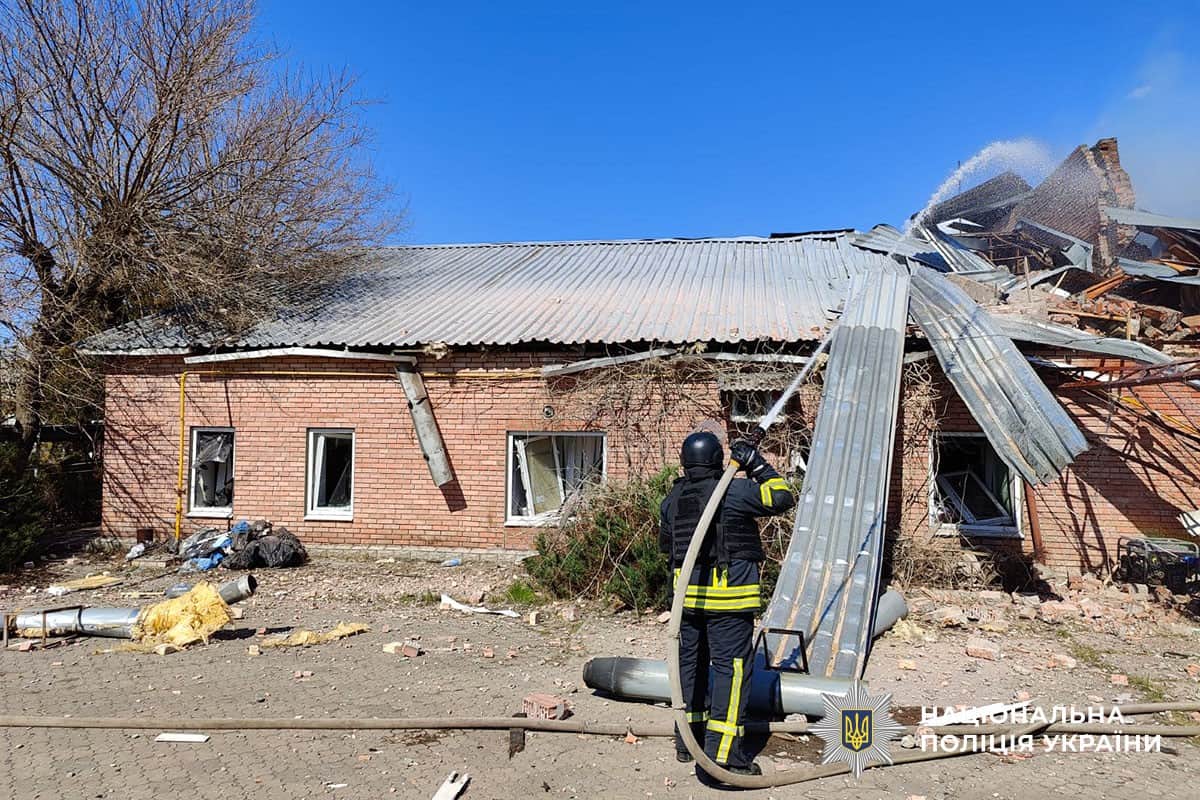 Миколаївка після російського обстрілу, пошкоджені багатоквартирні будинки та пожежна частина