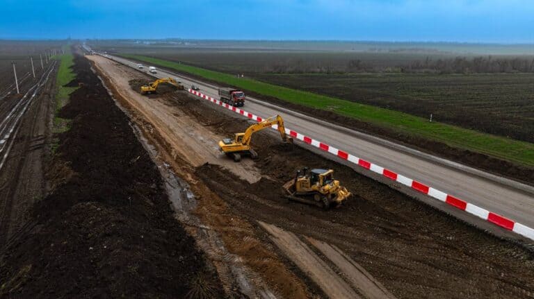 Оккупанты показали, как строят дорогу из РФ в Крым в объезд Мариуполя