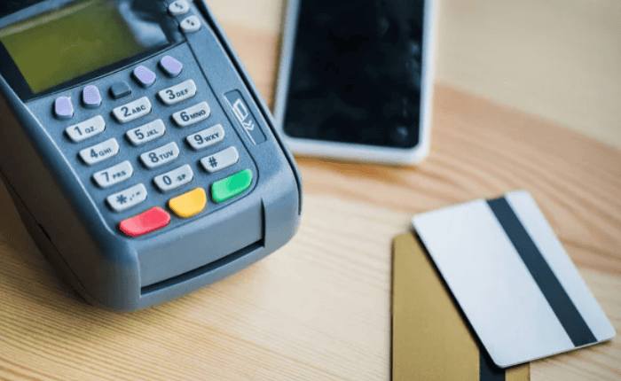 Блокування карток ВПО за комунальні борги: коли це відбувається та як користуватися грошима під час арешту