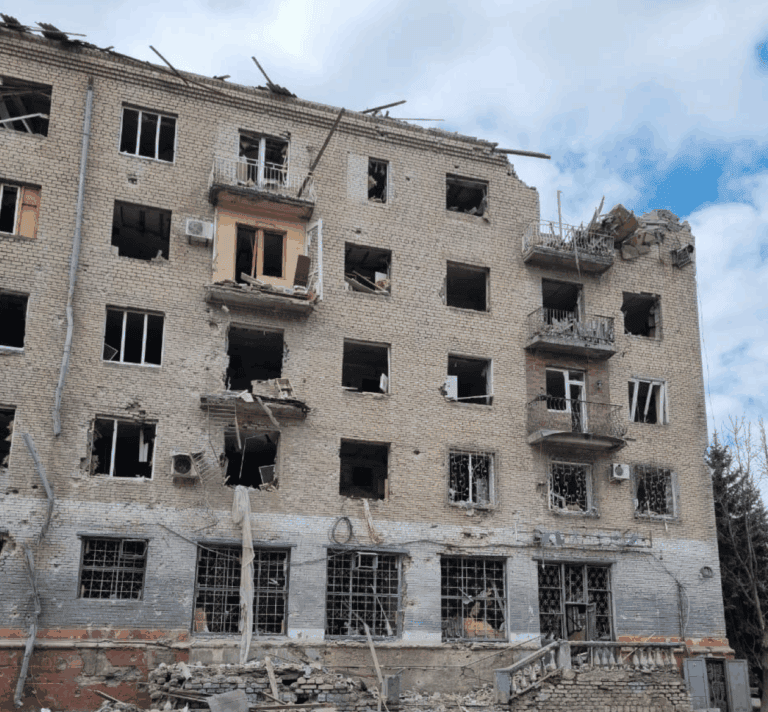 Російські війська скинули чотири авіабомби на центр Краматорська: є поранені (деталі)