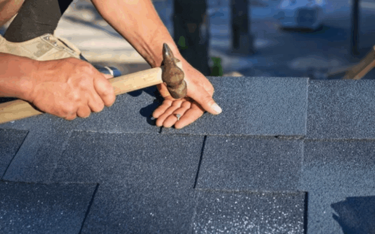 У Краматорську відремонтують покрівлю ще одного будинку, пошкодженого обстрілами: деталі