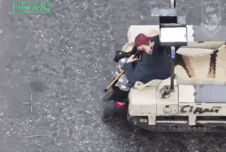 Військові за допомогою роботизованої платформи евакуювали 77-річну жінку з-під обстрілів на Лиманському напрямку 