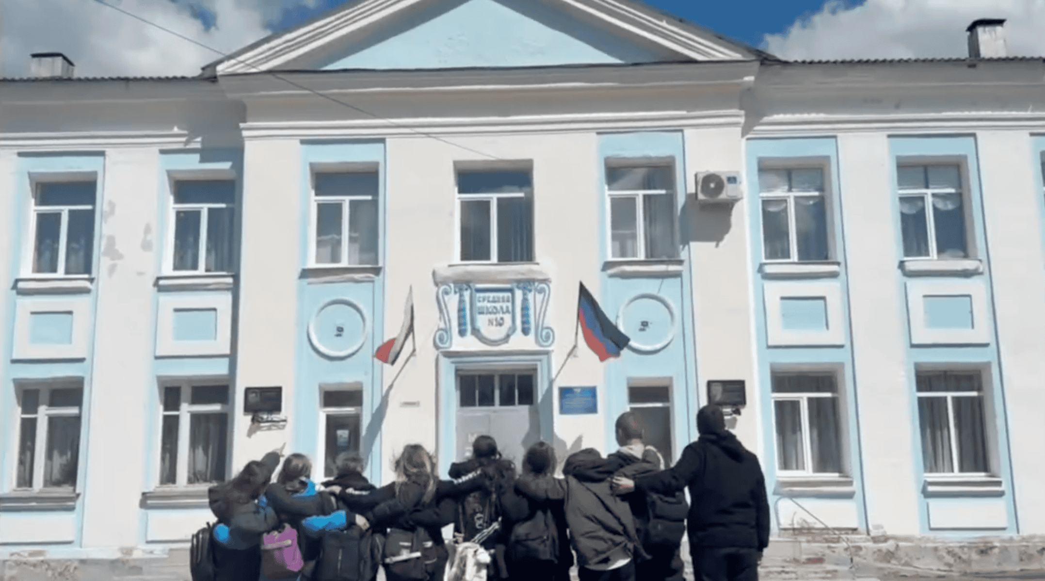 Окупанти через брак фінансування закривають три школи на ТОТ Донеччини, дві з них — у Світлодарській громаді: там записують звернення до Пушиліна