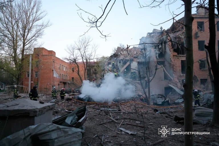 Щонайменше пʼятеро загиблих та 40 поранених: росіяни двічі вдарили по Дніпру ракетами та дронами