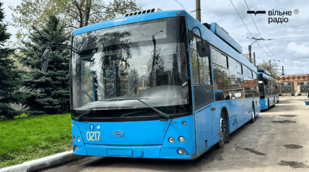 Необычные переселенцы: 16 краматорских троллейбусов сдали в аренду и эвакуировали тягачами в Харьков (РЕПОРТАЖ)