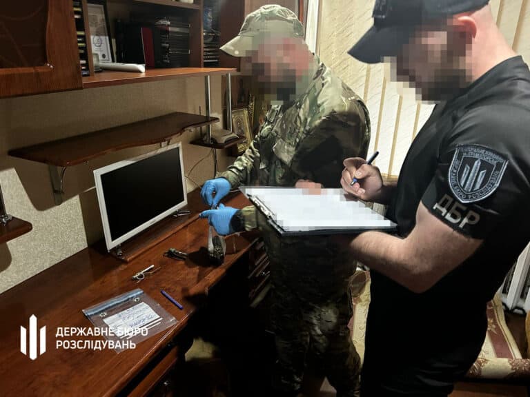 На Донеччині викрили правоохоронця, який нібито продавав гранатомети та гранати (деталі справи)