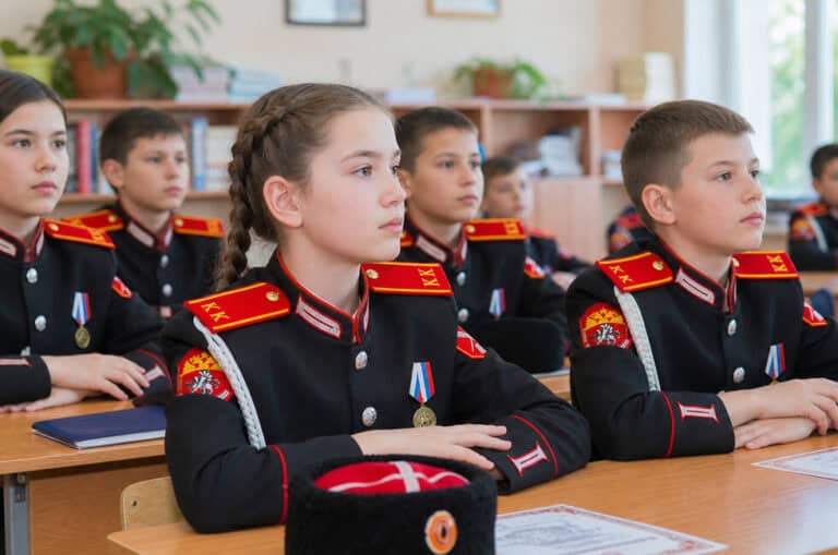 Військовий вишкіл для дітей з 5-го класу: росіяни запровадять “козацькі класи” у чотирьох містах ТОТ Донеччини з вересня 2026 року
