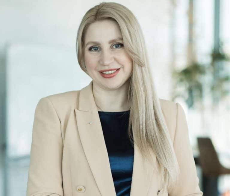 Отримала 8,5 млн грн зарплати, купила квартиру, машину та землю: що декларує секретарка Маріупольської міської ради Ксенія Сухова