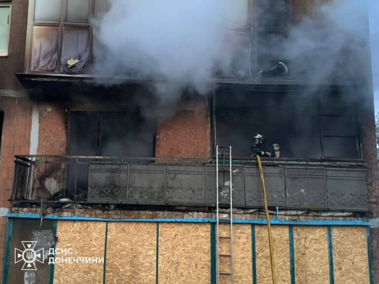 Є загиблий чоловік та постраждала жінка: у багатоповерхівці Слов’янська спалахнула пожежа