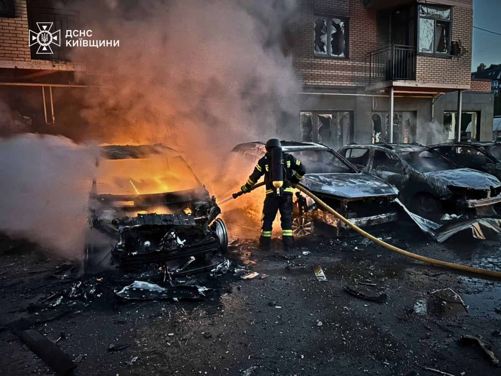 Пожежа у житловому будинку в Дніпровському районі Києва після влучання БпЛА