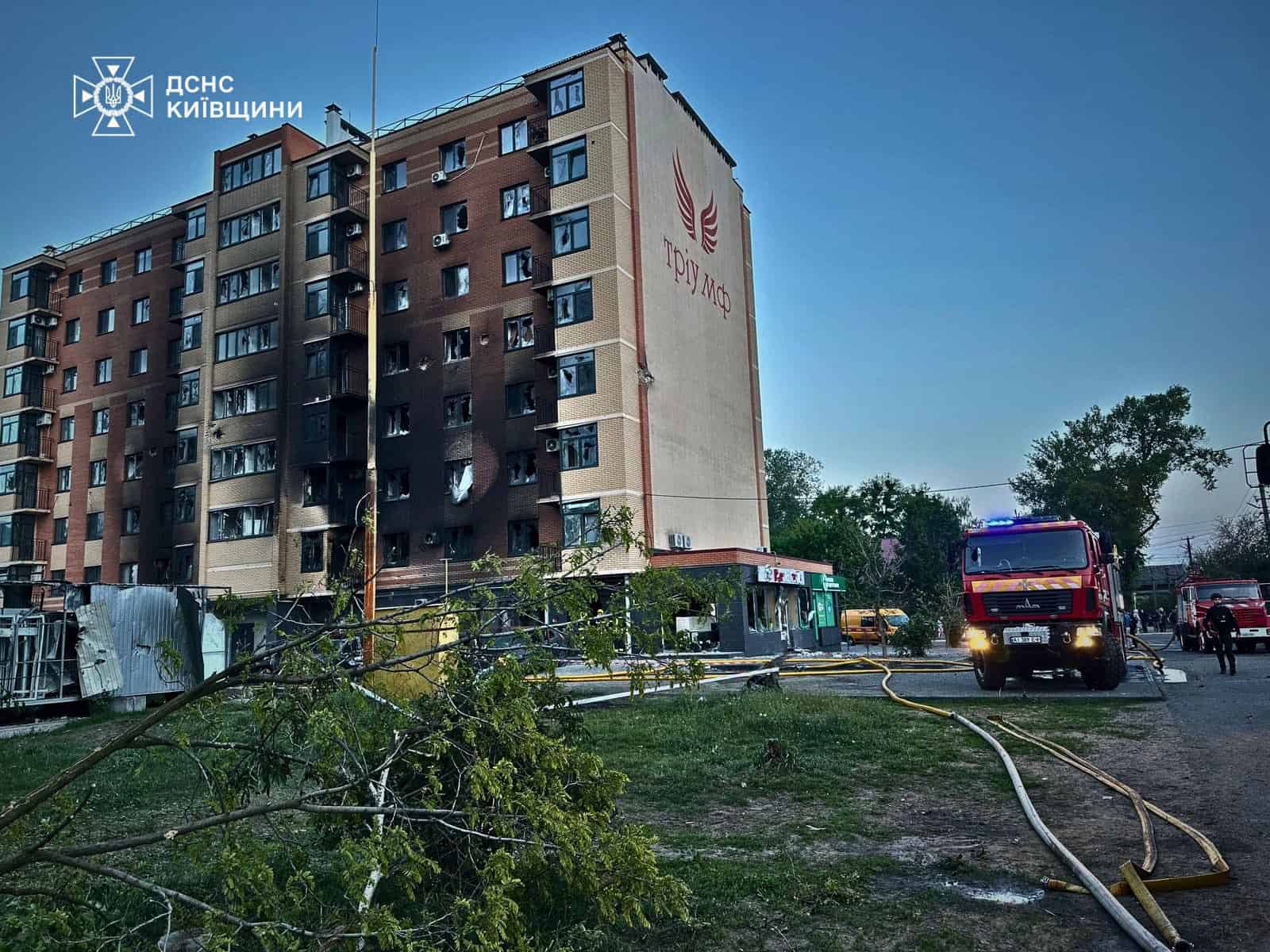 Пошкоджений житловий будинок у Києві після нічної атаки дронів і ракет 14 травня 2026 року