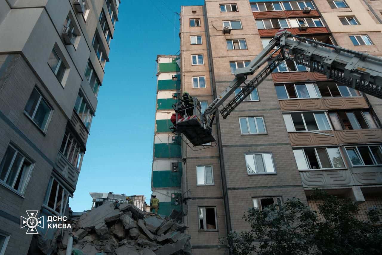 Рятувальники ДСНС евакуюють мешканців із багатоповерхівки після обстрілу Києва