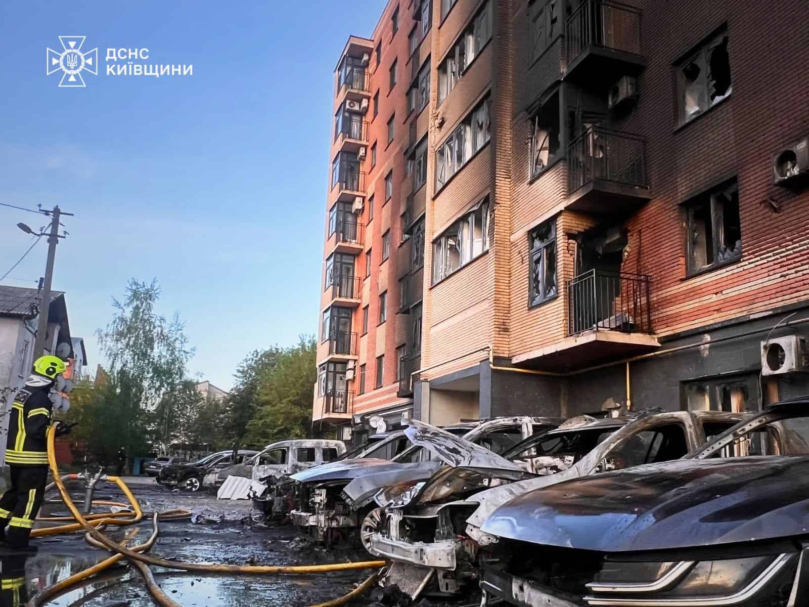 Наслідки російського удару по Києву 14 травня — рятувальники працюють біля зруйнованої багатоповерхівки у Дарницькому районі