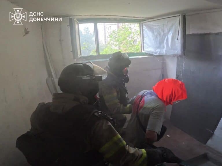 В Дружковке спасатели спасли двух человек из многоэтажного дома, повреждённого российским дроном