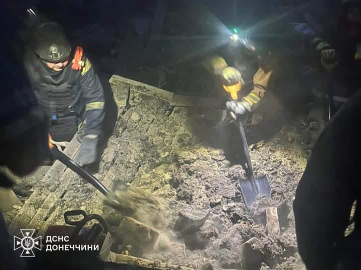У Краматорську рятувальники дістали тіло чоловіка з-під завалів зруйнованого будинку