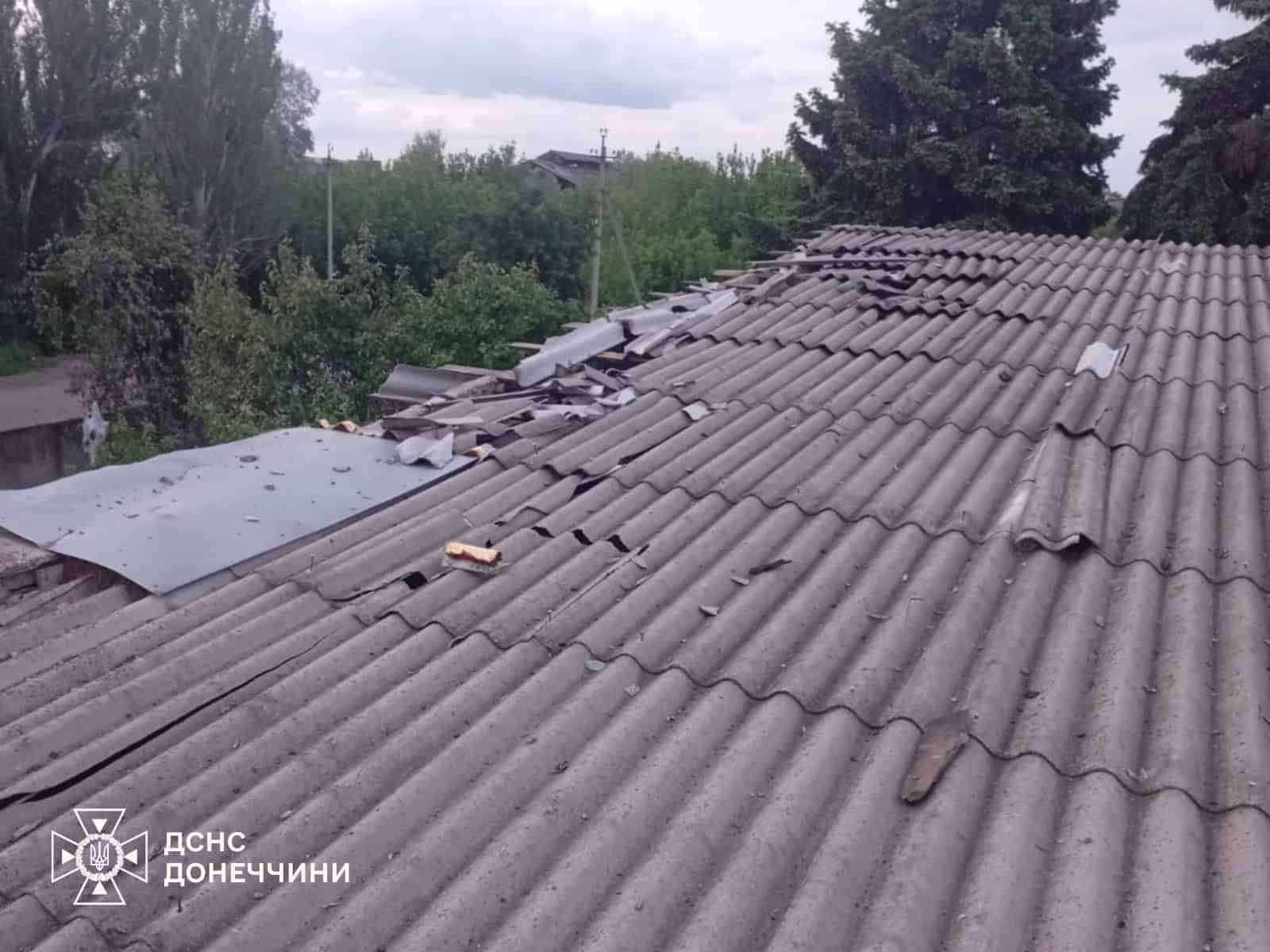 Наслідки російської атаки по пожежно-рятувальній частині у Слов’янську — пошкоджені гаражі та покрівля