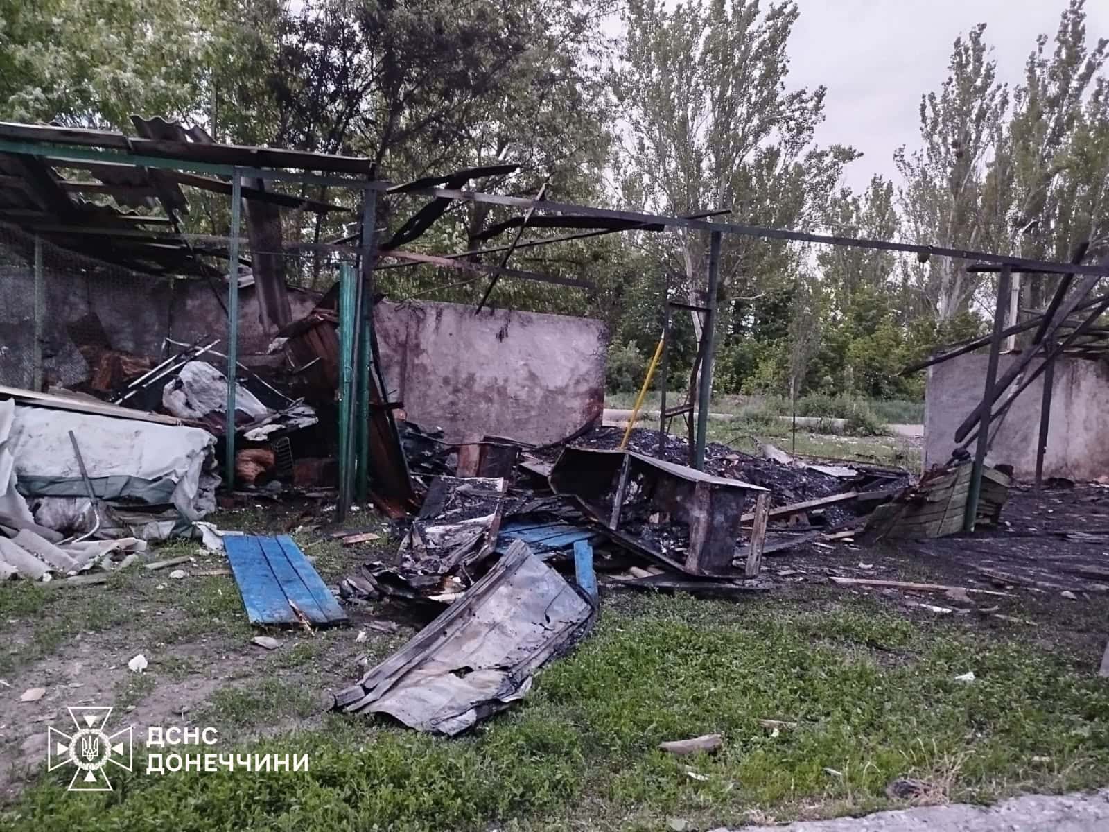 Рятувальники ліквідували пожежу після удару по підрозділу ДСНС у Слов’янську