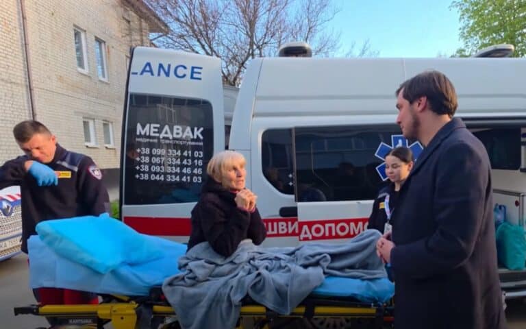 Миссия «Пролиска» эвакуировала из Донетчины жительницу Константиновки, которая вывозила маломобильных горожан на тележке