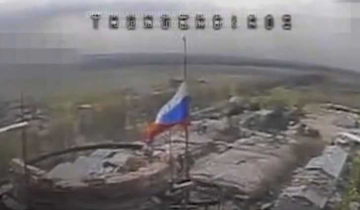 Українські військові знищили російський прапор у Костянтинівці, який загарбники скинули з дрона