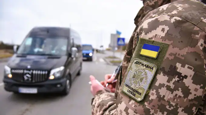 Дізнатися про тимчасові обмеження на виїзд за кордон тепер можна онлайн: як це зробити