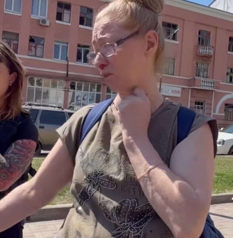 Один автомобиль подорвался на мине, другой атаковал дрон: из Константиновки удалось выехать пятерым гражданским, еще одна женщина погибла