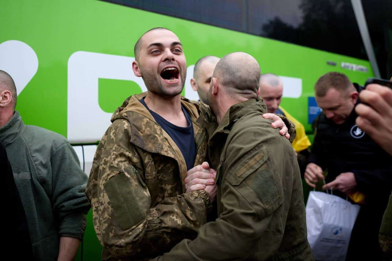 Бійці ЗСУ, Національної гвардії та інших підрозділів після повернення з російського полону в рамках обміну "1000 на 1000"